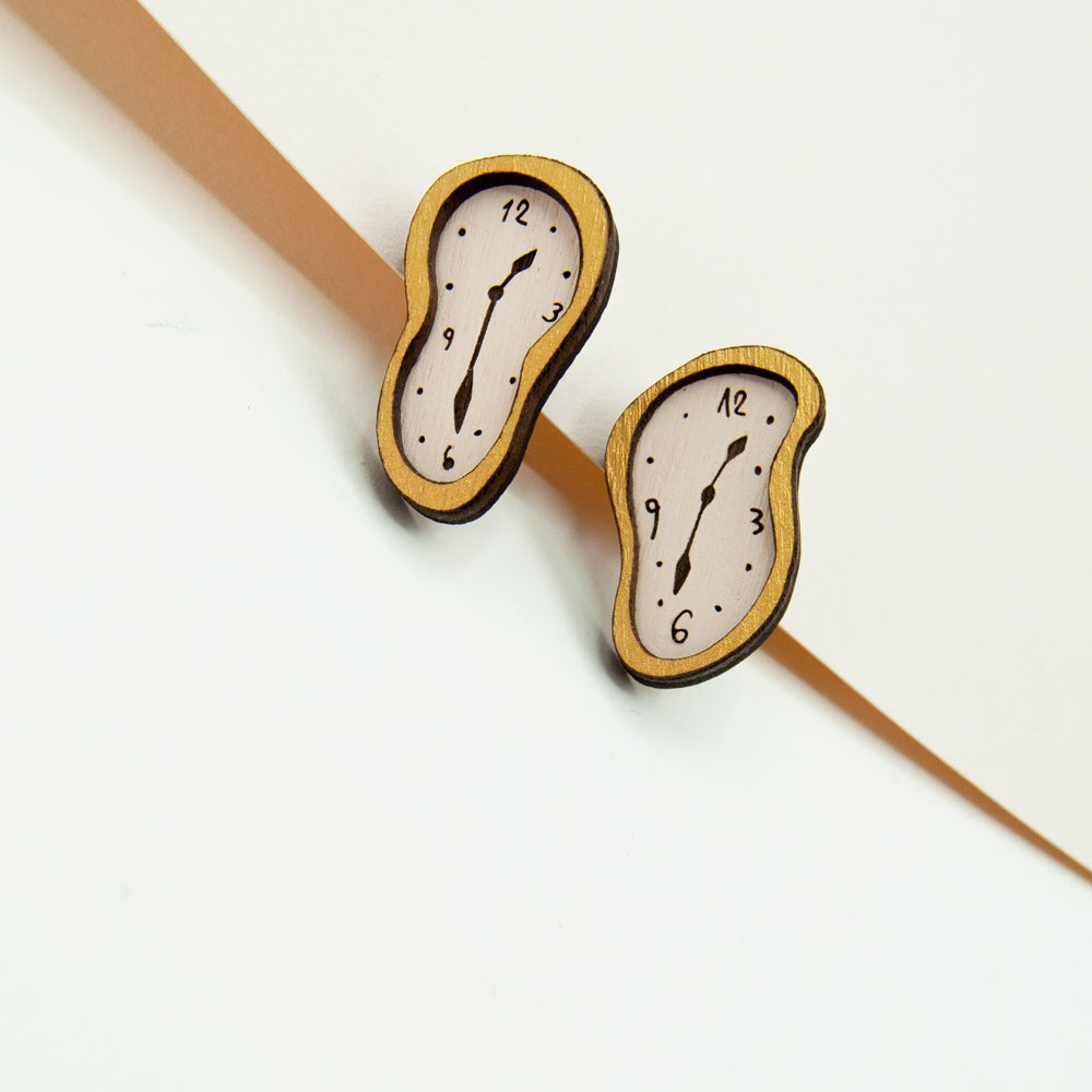 Soft Clocks Stud Materia Rica